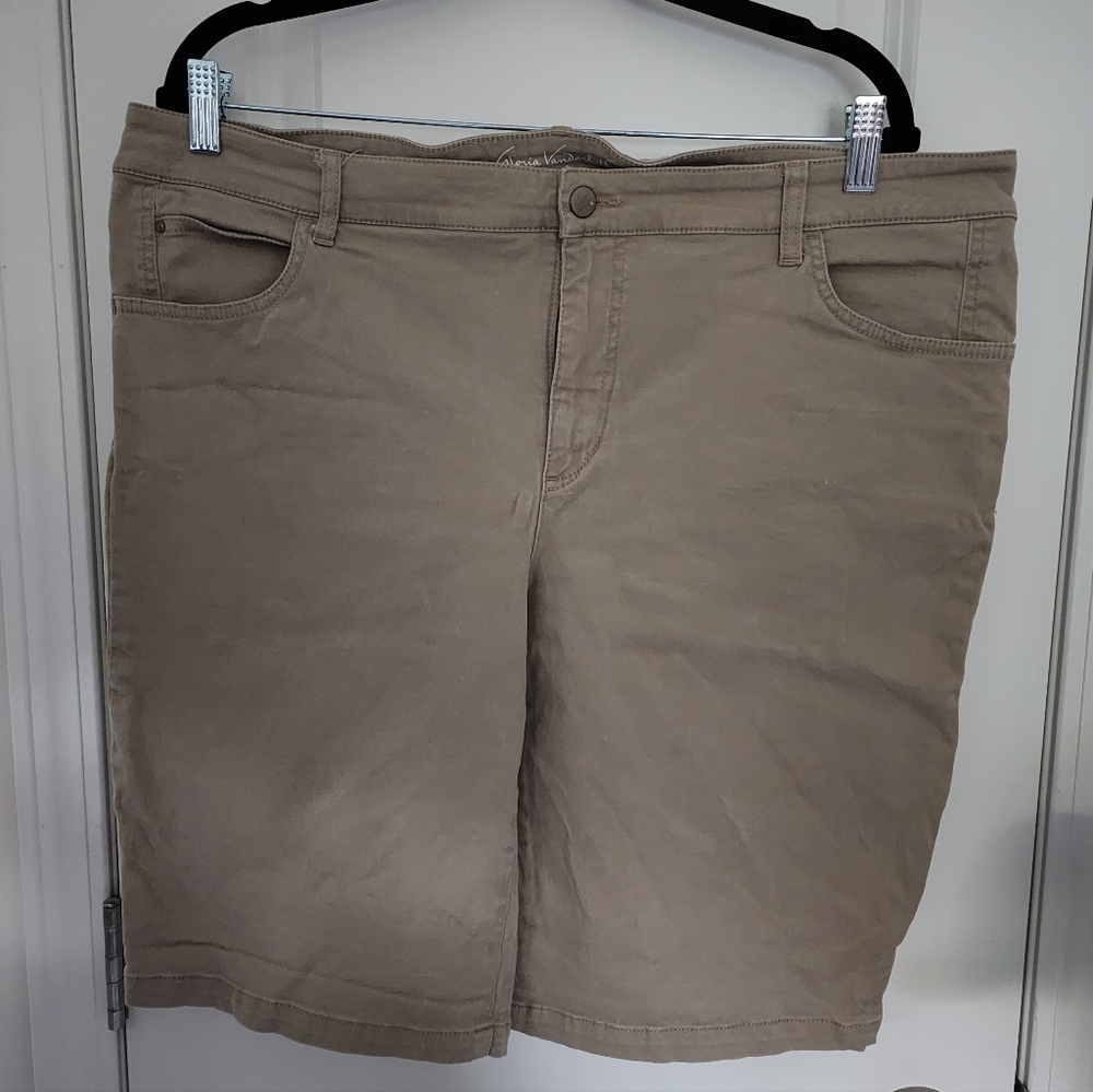 Gloria Vanderbilt Khaki Shorts Size 16.